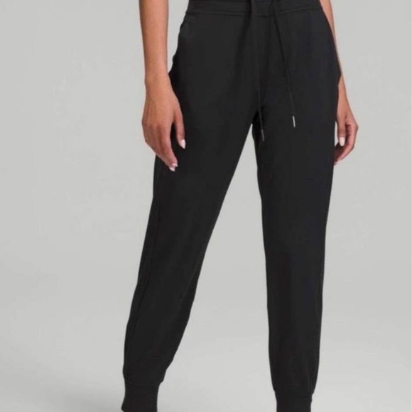 Lululemon On The Fly Joggers Women's Size 2 Black Drawstring Elastic Waist sport - Picture 1 of 6
